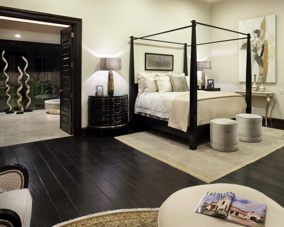 Стильный дизайн: спальня в средиземноморском стиле с коричневым полом - последний тренд