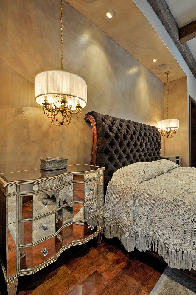 Ejemplo de dormitorio principal clásico grande sin chimenea con paredes beige y suelo de madera en tonos medios