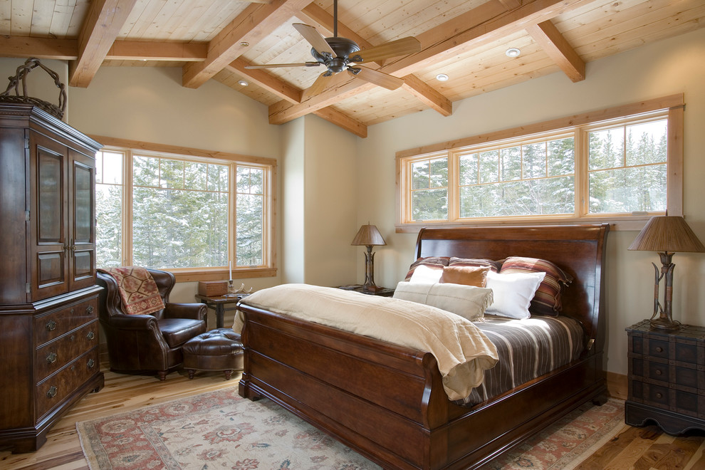 Esempio di una grande camera da letto rustica con pareti beige, parquet chiaro e pavimento marrone