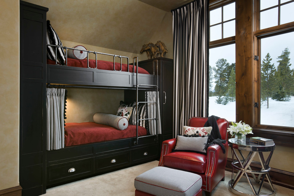他の地域にあるラスティックスタイルのおしゃれな客用寝室 (ベージュの壁、カーペット敷き、黒いカーテン) のレイアウト