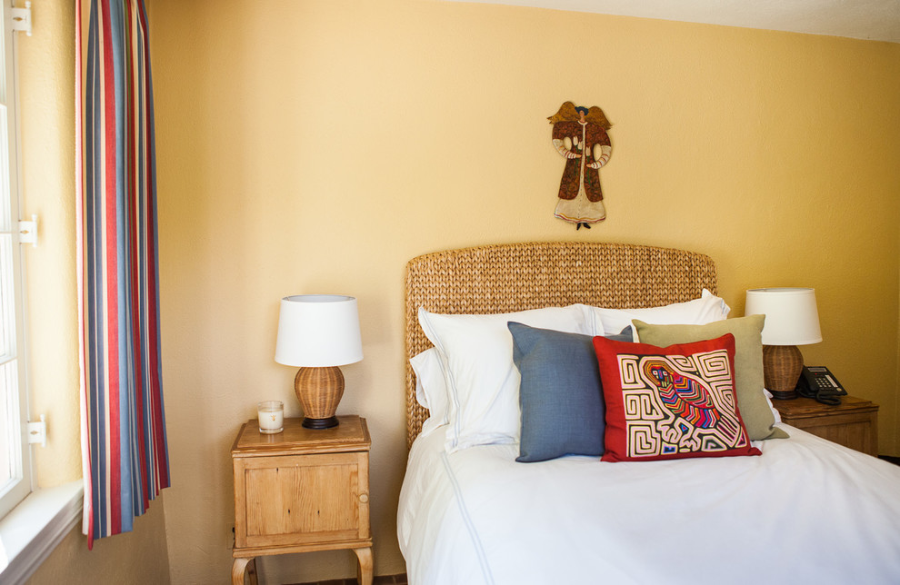 Идея дизайна: гостевая спальня среднего размера, (комната для гостей) в средиземноморском стиле с желтыми стенами, полом из терракотовой плитки и коричневым полом без камина