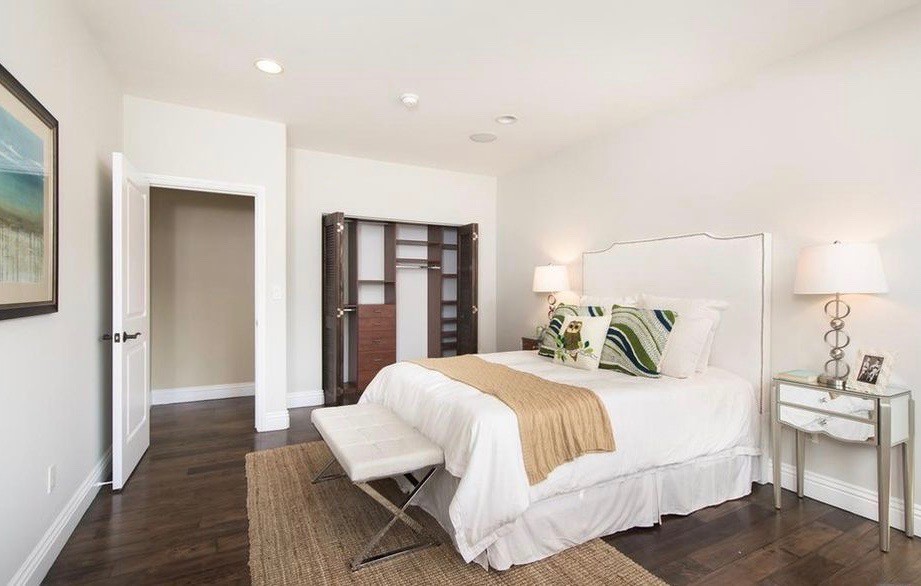 Пример оригинального дизайна: гостевая спальня среднего размера, (комната для гостей) в стиле неоклассика (современная классика) с белыми стенами, темным паркетным полом и коричневым полом