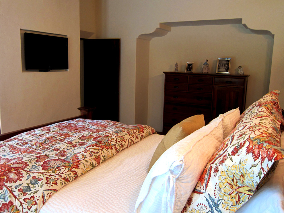 Aménagement d'une petite chambre parentale méditerranéenne avec un mur blanc, aucune cheminée, tomettes au sol et un sol rouge.