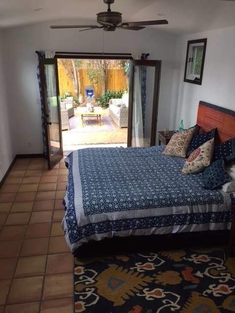 Foto de dormitorio principal mediterráneo con suelo de baldosas de cerámica