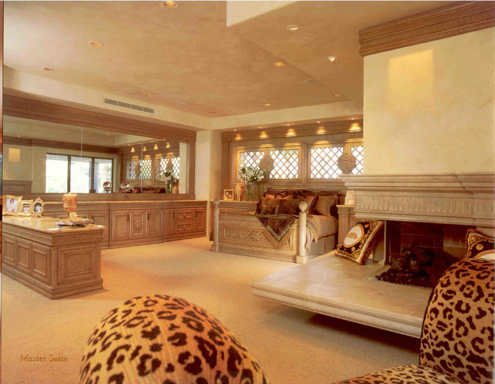 Cette image montre une grande chambre victorienne avec un mur beige, une cheminée standard, un manteau de cheminée en pierre et un sol beige.