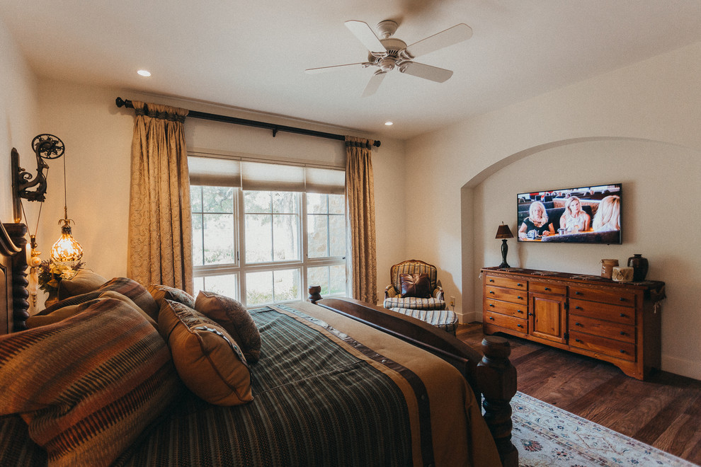 Свежая идея для дизайна: гостевая спальня среднего размера, (комната для гостей) в стиле фьюжн с бежевыми стенами, паркетным полом среднего тона и коричневым полом без камина - отличное фото интерьера