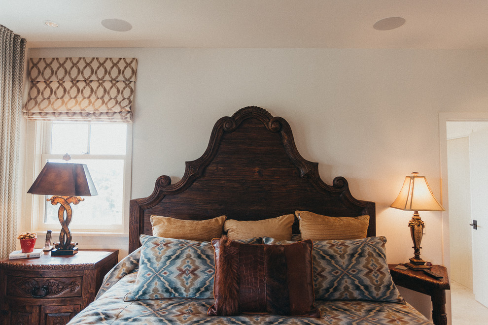 Kleines Mediterranes Hauptschlafzimmer ohne Kamin mit beiger Wandfarbe, braunem Holzboden und braunem Boden in Austin