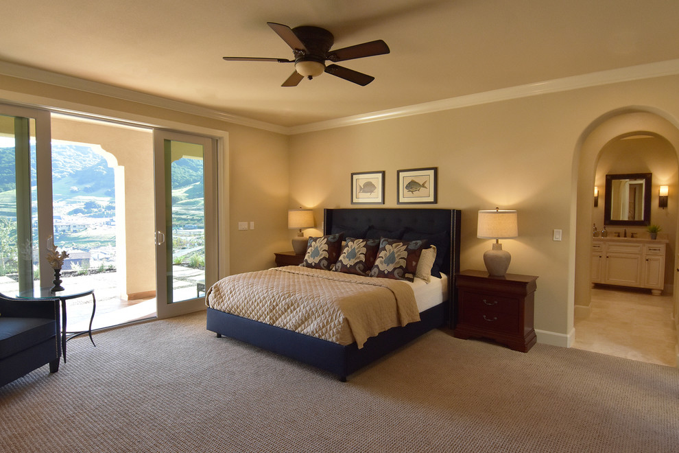 サンフランシスコにある広いトラディショナルスタイルのおしゃれな主寝室 (ベージュの壁、カーペット敷き、標準型暖炉、石材の暖炉まわり)