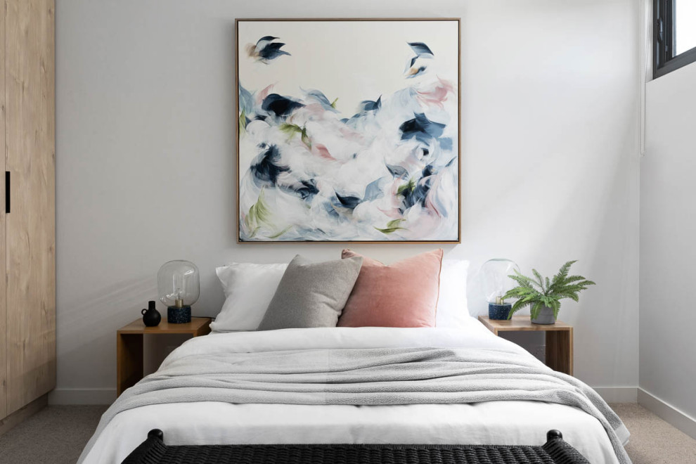 Mittelgroßes Modernes Gästezimmer mit weißer Wandfarbe, Teppichboden und beigem Boden in Melbourne