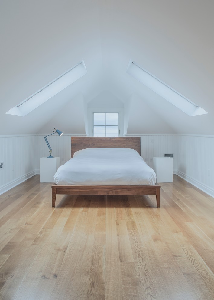 トロントにある中くらいな北欧スタイルのおしゃれなロフト寝室 (白い壁、無垢フローリング、暖炉なし、茶色い床) のレイアウト