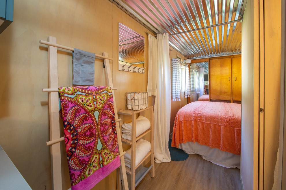 Idée de décoration pour une petite chambre parentale vintage avec un mur beige, un sol en vinyl et un sol beige.