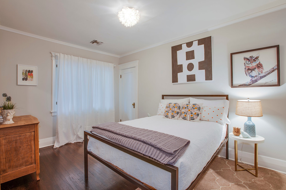 Immagine di una camera da letto chic con pareti grigie e pavimento in legno massello medio