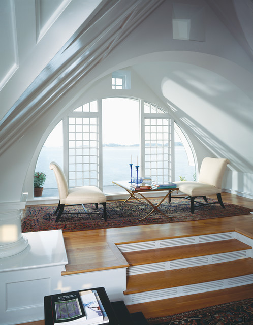 Imagen de dormitorio principal de estilo americano de tamaño medio sin chimenea con paredes blancas y suelo de madera clara