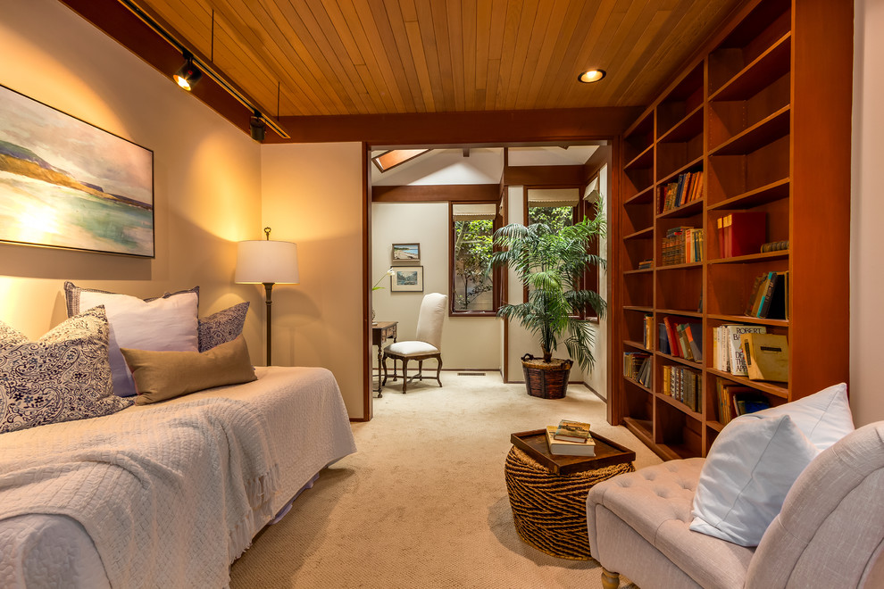 Immagine di una camera degli ospiti minimal di medie dimensioni con pareti bianche, moquette e pavimento beige