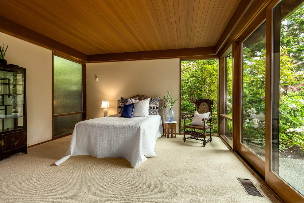 Imagen de dormitorio principal contemporáneo grande con paredes blancas, moqueta y suelo beige