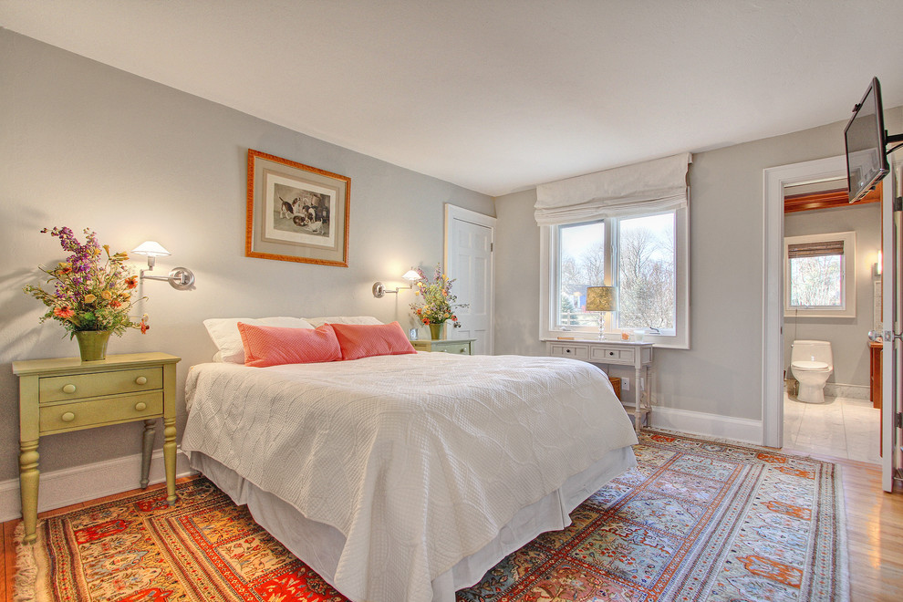 На фото: гостевая спальня среднего размера, (комната для гостей) в стиле неоклассика (современная классика) с серыми стенами и паркетным полом среднего тона