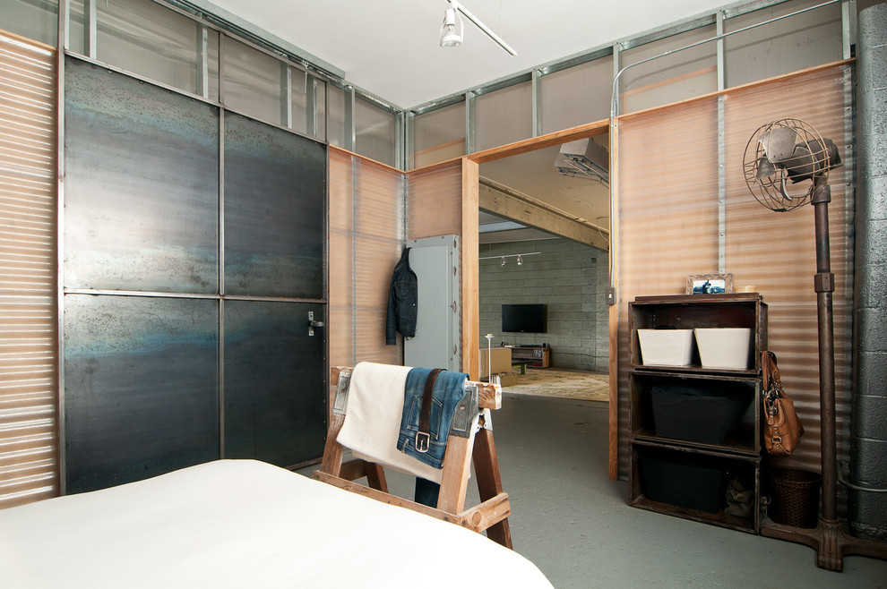 На фото: спальня в стиле лофт с бетонным полом