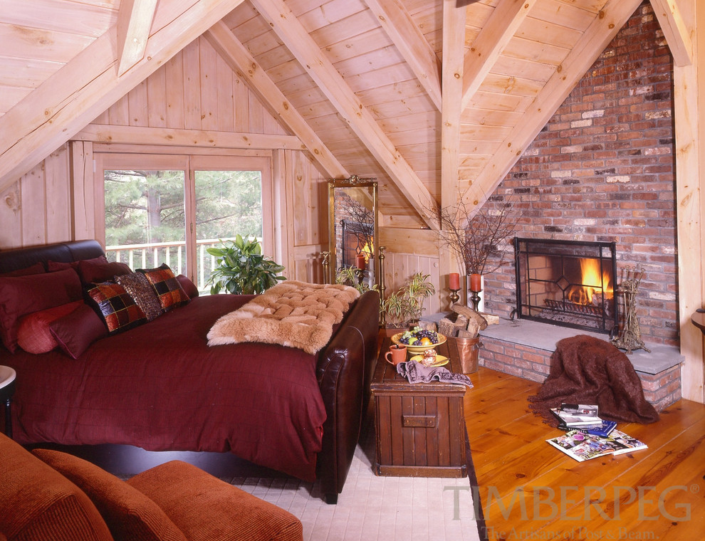 Imagen de dormitorio principal romántico con paredes blancas, suelo de madera en tonos medios, todas las chimeneas y marco de chimenea de piedra