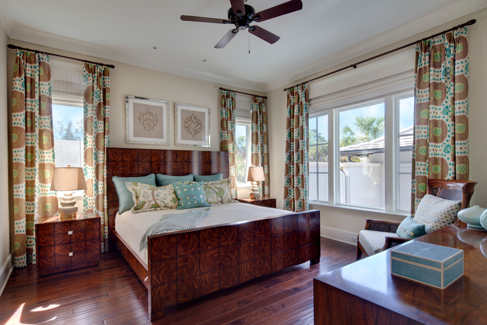 Immagine di una camera da letto tropicale con pareti beige e parquet scuro