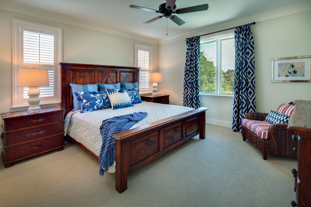 Свежая идея для дизайна: спальня в морском стиле с серыми стенами, ковровым покрытием и синими шторами - отличное фото интерьера