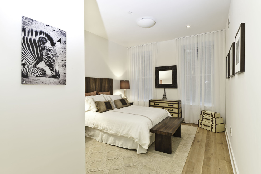 Idee per una camera degli ospiti industriale di medie dimensioni con pareti bianche, parquet chiaro e pavimento beige