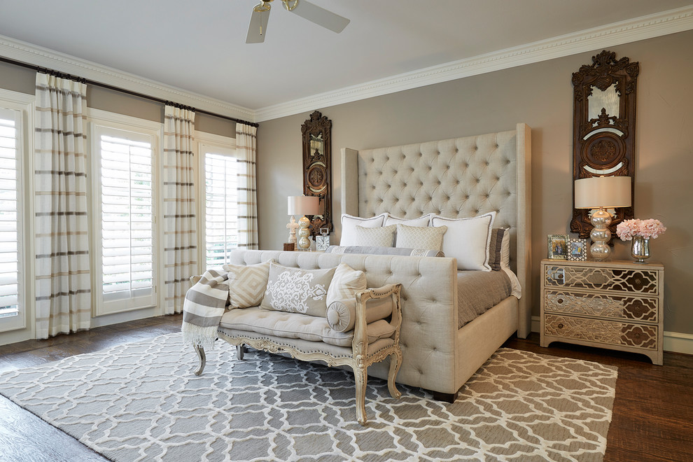 Klassisches Schlafzimmer mit brauner Wandfarbe, dunklem Holzboden und braunem Boden in Dallas