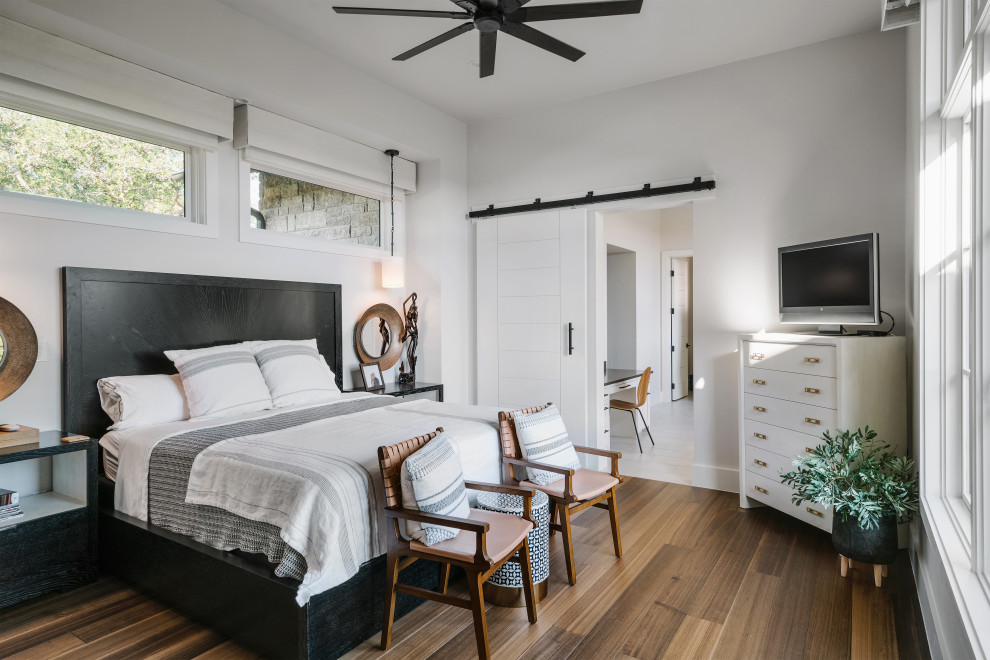 Стильный дизайн: хозяйская спальня в стиле рустика с серыми стенами и паркетным полом среднего тона без камина - последний тренд