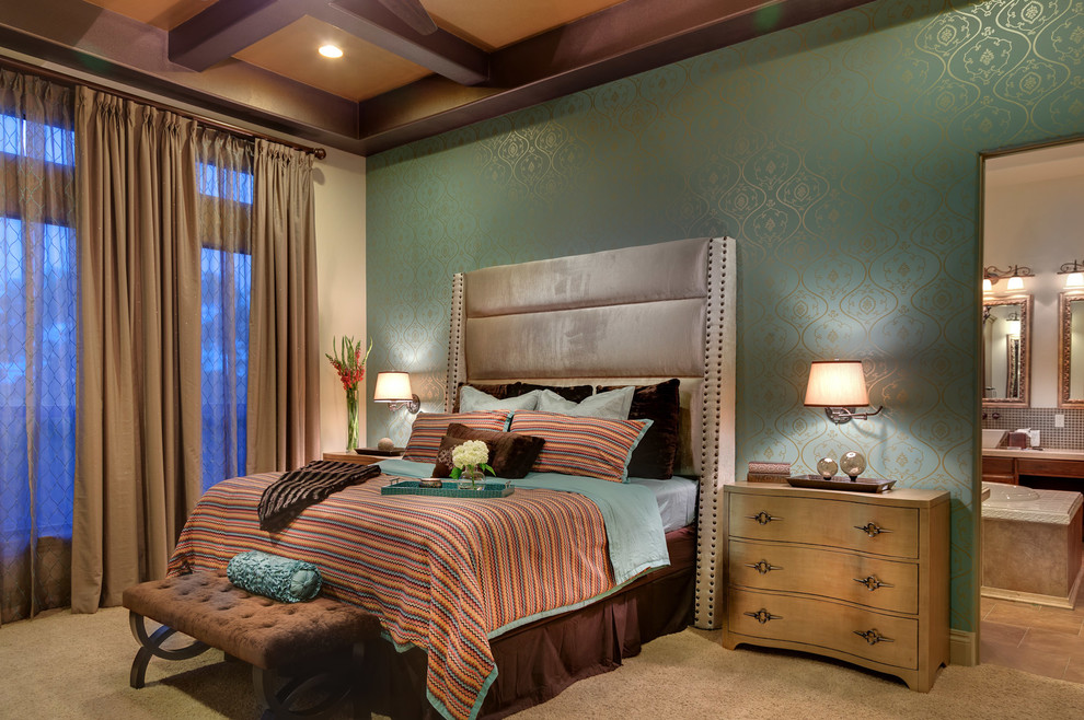 Стильный дизайн: спальня в современном стиле с разноцветными стенами и ковровым покрытием - последний тренд