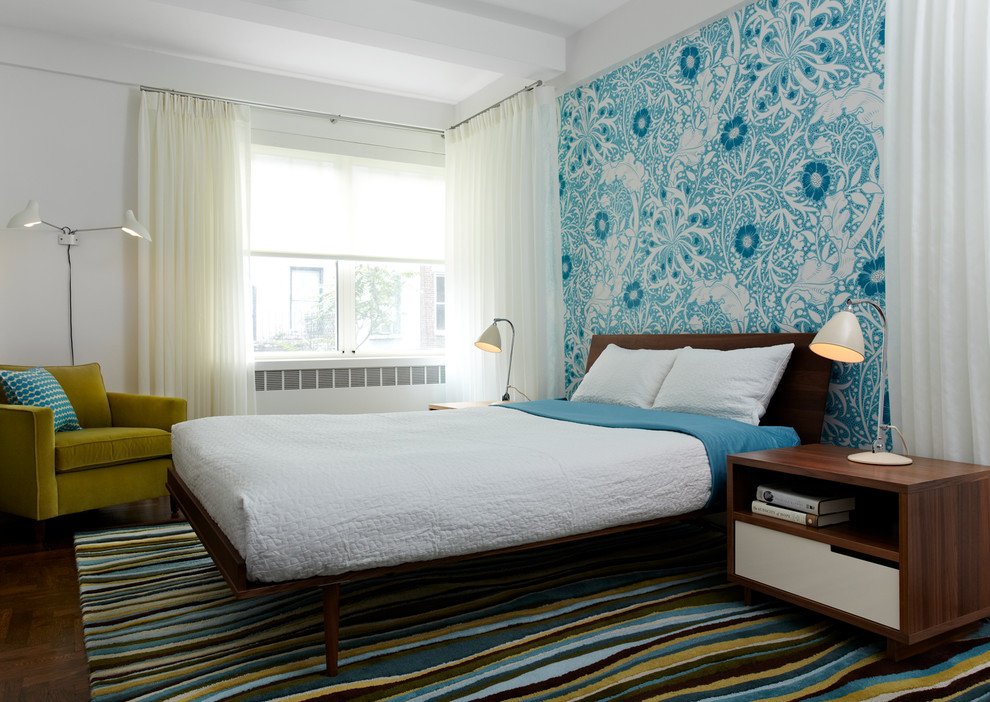 На фото: спальня в современном стиле с разноцветными стенами, темным паркетным полом и акцентной стеной с
