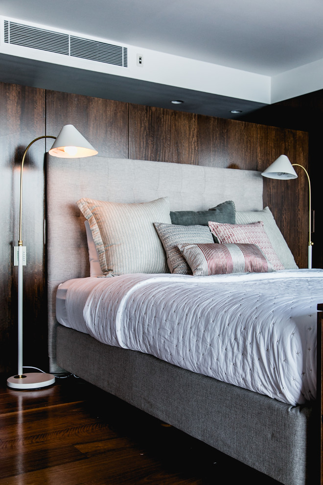 Esempio di una camera degli ospiti design con pareti bianche e pavimento in legno massello medio