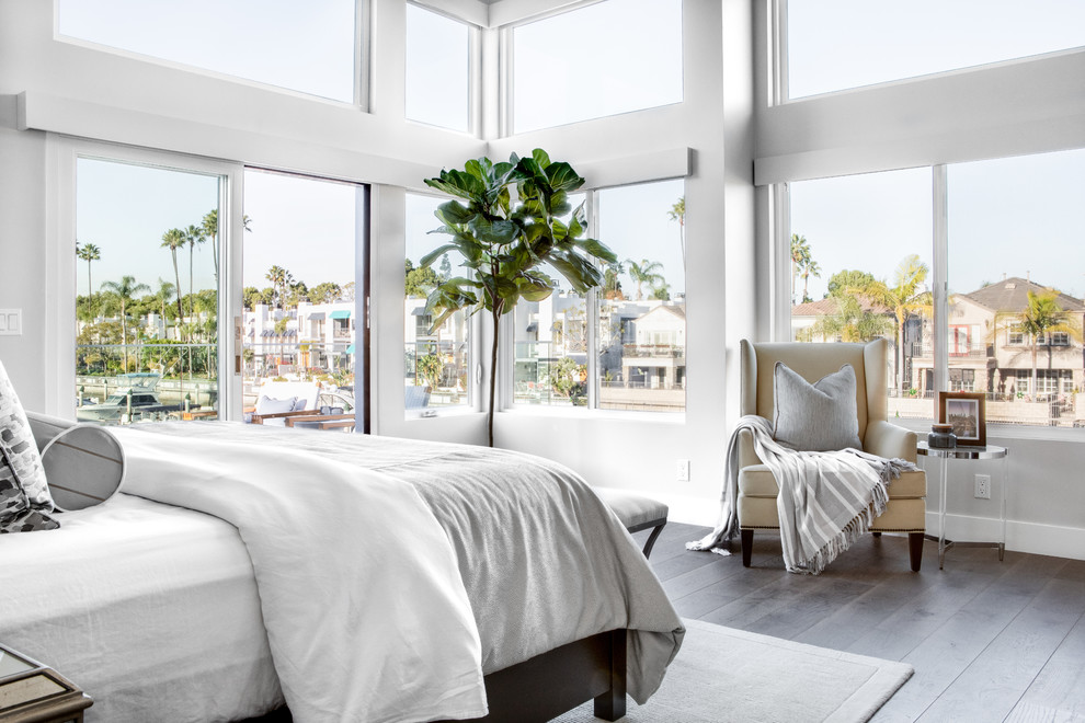 ロサンゼルスにある中くらいなビーチスタイルのおしゃれな主寝室 (無垢フローリング、茶色い床、グレーの壁、グレーとブラウン) のインテリア