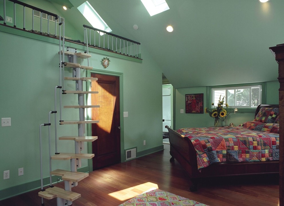 Ejemplo de habitación de invitados minimalista de tamaño medio con paredes azules y suelo de madera en tonos medios