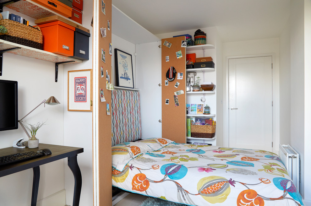 Inspiration pour une petite chambre d'amis design avec parquet clair, aucune cheminée, un sol gris et un mur blanc.