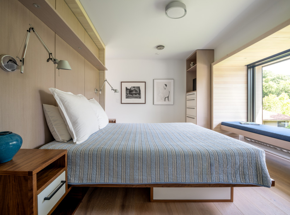 Modelo de dormitorio principal vintage de tamaño medio con paredes blancas