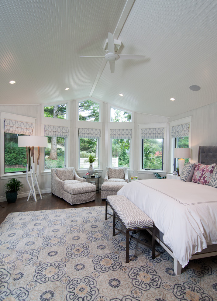 Идея дизайна: огромная хозяйская спальня в современном стиле с белыми стенами и паркетным полом среднего тона