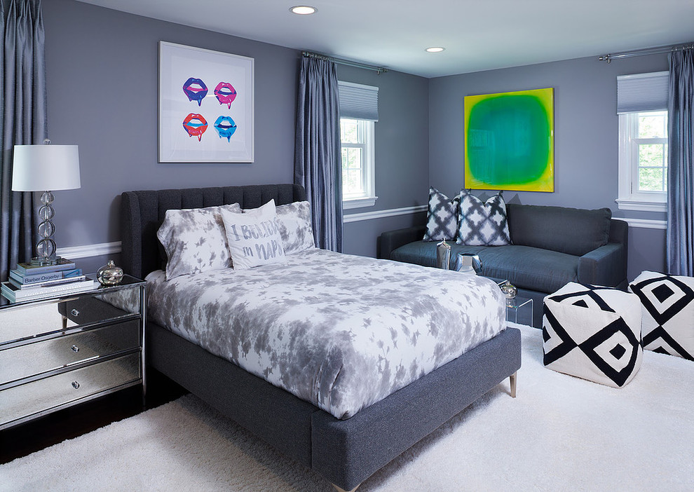 На фото: спальня среднего размера в стиле модернизм с серыми стенами, темным паркетным полом и коричневым полом без камина с