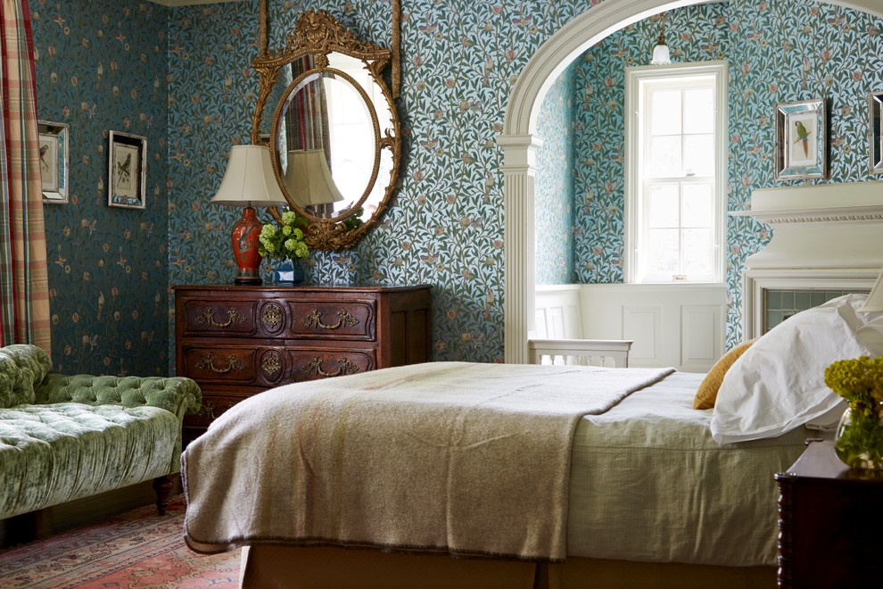 На фото: хозяйская спальня в классическом стиле с разноцветными стенами, стандартным камином и фасадом камина из плитки