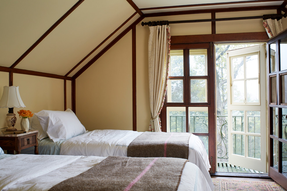 Идея дизайна: гостевая спальня (комната для гостей) в классическом стиле с бежевыми стенами