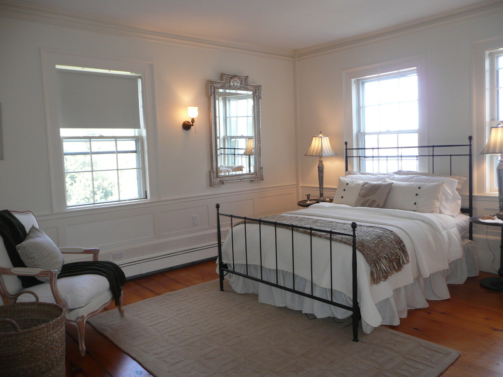 Стильный дизайн: хозяйская спальня среднего размера в классическом стиле с белыми стенами, паркетным полом среднего тона и коричневым полом - последний тренд