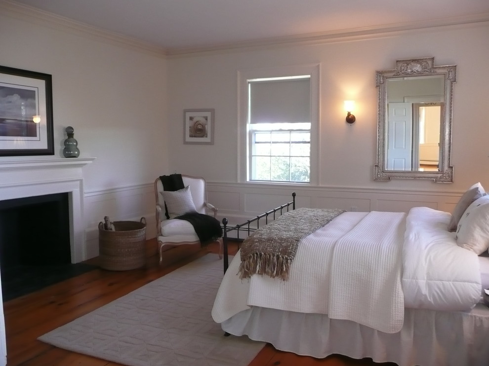 Mittelgroßes Klassisches Hauptschlafzimmer mit braunem Holzboden, Kamin, weißer Wandfarbe, verputzter Kaminumrandung und braunem Boden in Boston