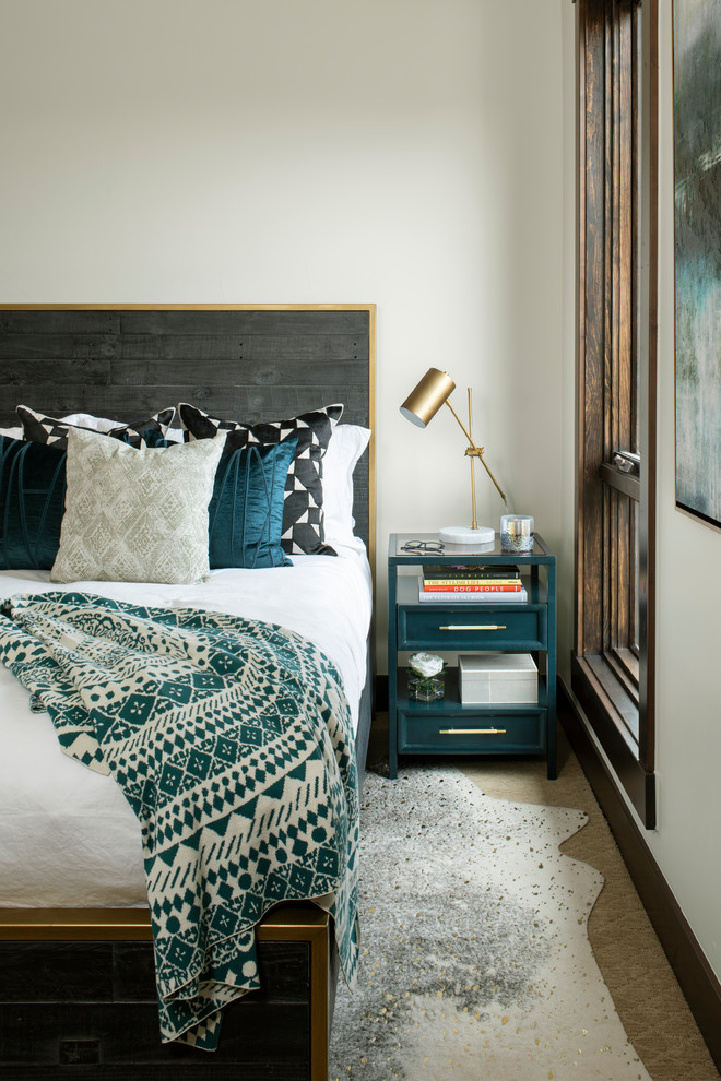 デンバーにあるコンテンポラリースタイルのおしゃれな寝室 (白い壁、カーペット敷き、ベージュの床) のインテリア
