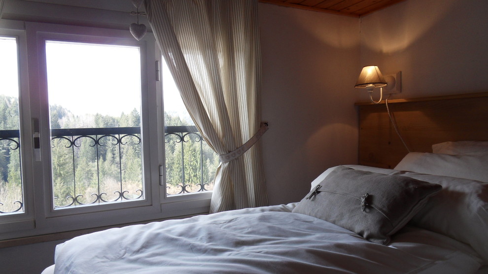 Immagine di una piccola camera degli ospiti stile rurale con pareti bianche e nessun camino