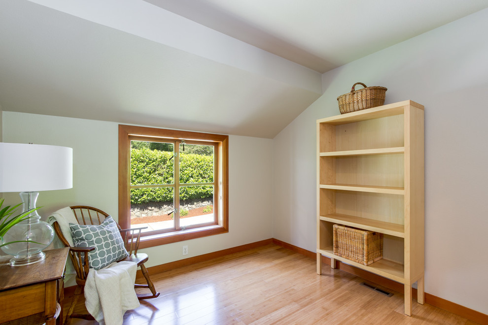 Kleines Modernes Gästezimmer mit hellem Holzboden in Seattle