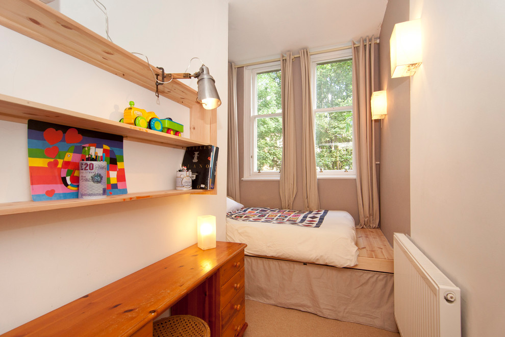 Diseño de habitación de invitados pequeña sin chimenea con paredes beige y moqueta