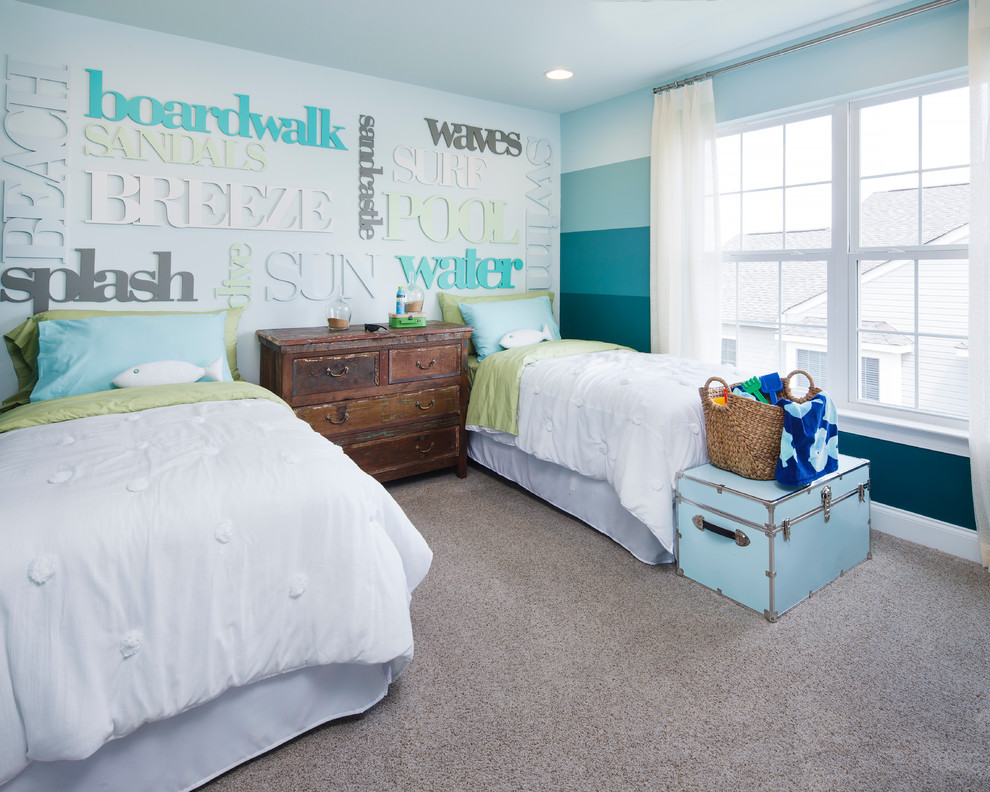Ispirazione per una camera da letto costiera con pareti blu e moquette