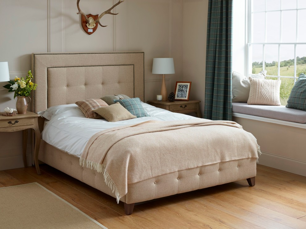 Ispirazione per una camera da letto contemporanea con pareti beige, pavimento in legno massello medio e nessun camino