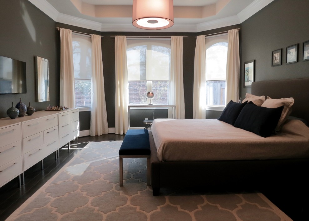 Großes Modernes Hauptschlafzimmer ohne Kamin mit grauer Wandfarbe, braunem Boden und dunklem Holzboden in Houston