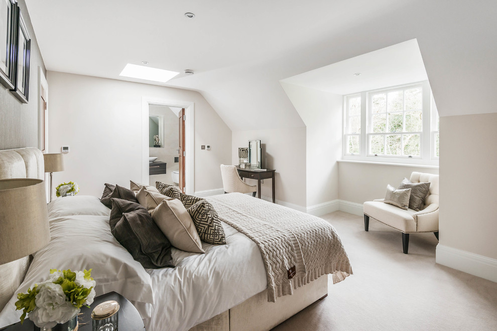 Klassisches Schlafzimmer im Dachboden mit beiger Wandfarbe und Teppichboden in Surrey
