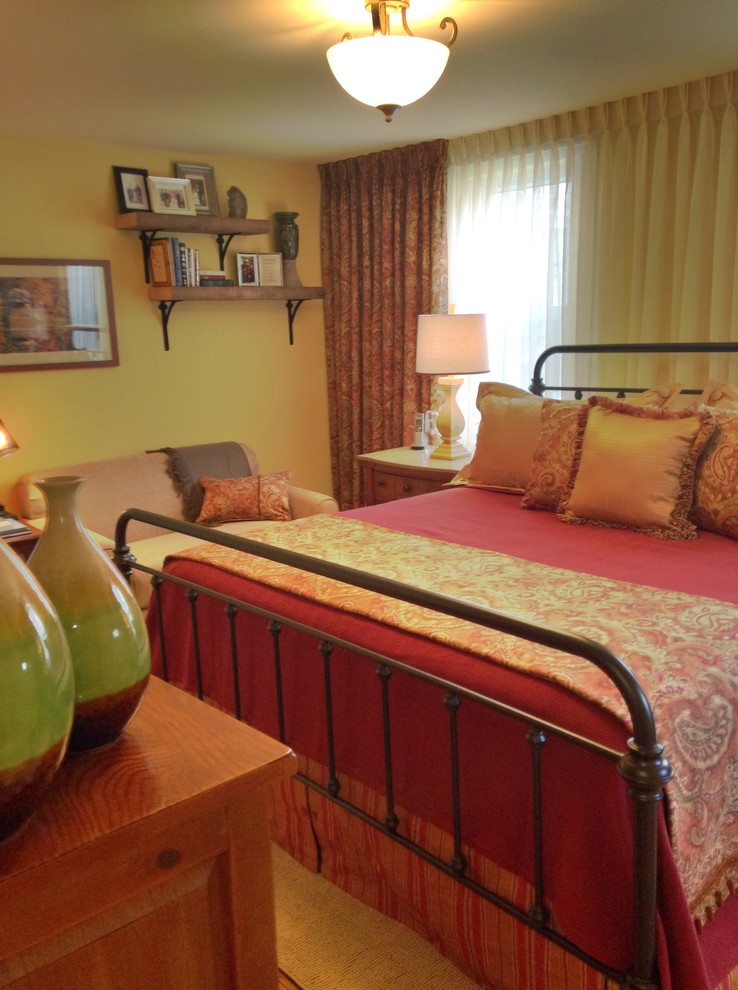 Стильный дизайн: хозяйская спальня среднего размера в стиле кантри с желтыми стенами и светлым паркетным полом без камина - последний тренд