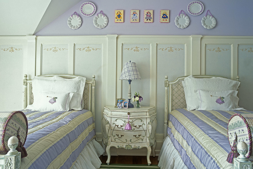 Esempio di una camera degli ospiti chic di medie dimensioni con pareti viola e nessun camino
